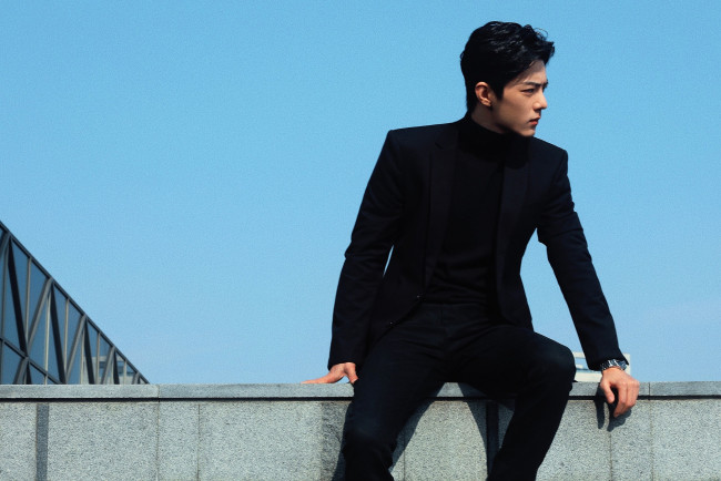 Обои картинки фото мужчины, xiao zhan, актер, костюм, крыша