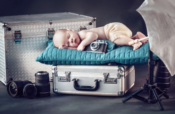 Картинка разное дети ребенок сон чемоданы аппаратура фотоаппарат