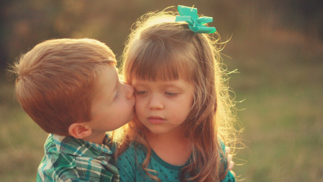 Обои картинки фото разное, дети, мальчик, девочка, поцелуй
