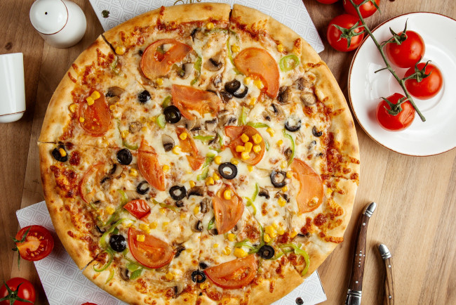 Обои картинки фото еда, пицца, помидоры, черри, кукуруза