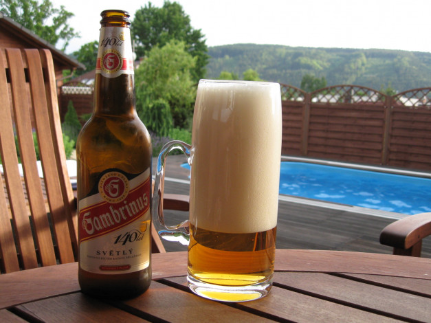 Обои картинки фото бренды, напитков, разное, горы, чешское, пиво, бассейн