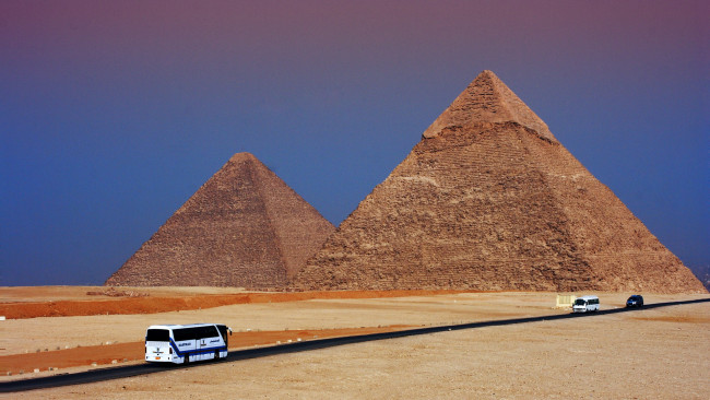 Обои картинки фото pyramids, busstreet, города, исторические, архитектурные, памятники, путешествие, автобусы, пирамиды