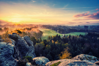 Картинка природа пейзажи солнце осень долина небо туман деревья скалы