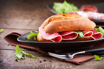 Картинка еда бутерброды гамбургеры канапе салями пища тарелка вилка нож стол колбаса сэндвич булочка