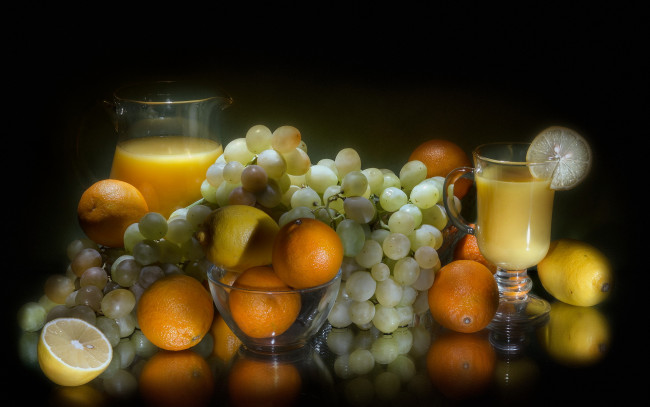 Обои картинки фото еда, напитки, сок, графин, бокал, лимон, апельсины, виноград