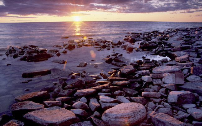 Обои картинки фото природа, побережье, море, камни, берег, солнце, тучи, закат, вечер