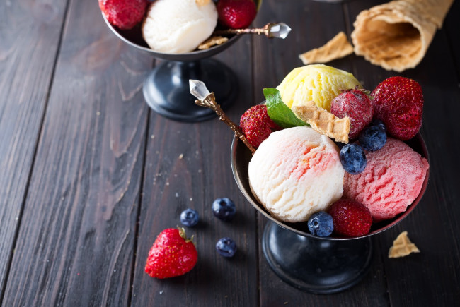 Обои картинки фото еда, мороженое,  десерты, ягоды, клубника, ассорти
