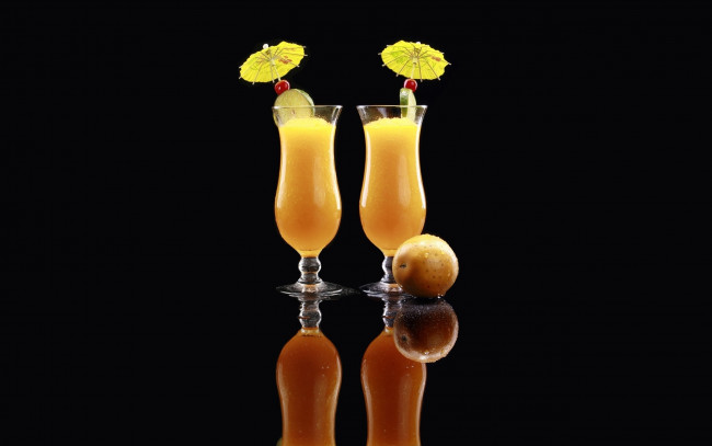Обои картинки фото еда, напитки, коктейль, апельсиновый, сок, лайм, бокалы, зонтики