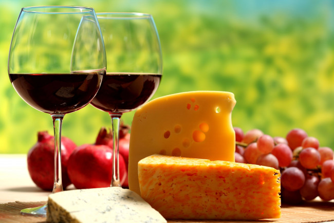 Обои картинки фото еда, разное, сыр, виноград, гранат, вино, бокалы, натюрморт