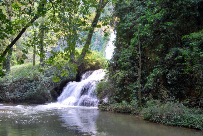 Обои картинки фото природа, водопады, водопад, обрыв, деревья, река