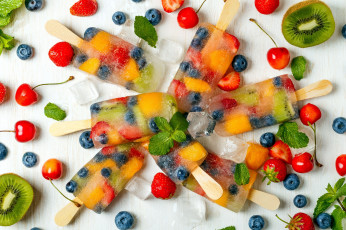 Картинка еда мороженое +десерты киви черника черешня фруктовое клубника
