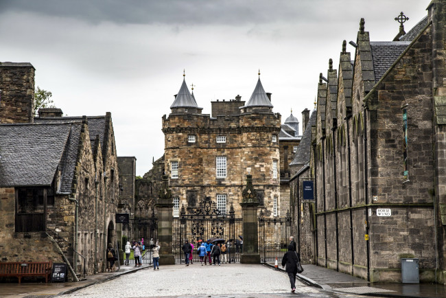 Обои картинки фото города, эдинбург , шотландия, туристы, ворота, замок