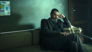 обоя кино фильмы, dark crimes, мужчина, борода, диван, плед, дверь, карта