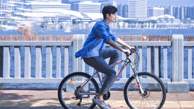Обои картинки фото мужчины, xiao zhan, актер, велосипед, забор