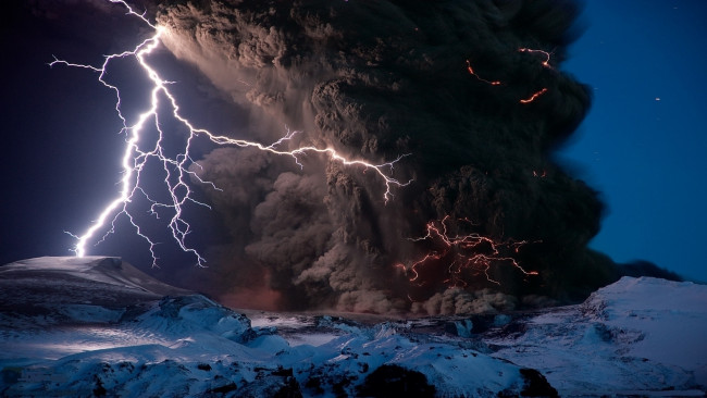 Обои картинки фото природа, молния, гроза, стихия, пепел, вулкан