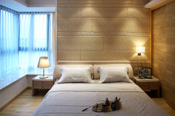 Картинка интерьер спальня светильники кровать подушки кофе