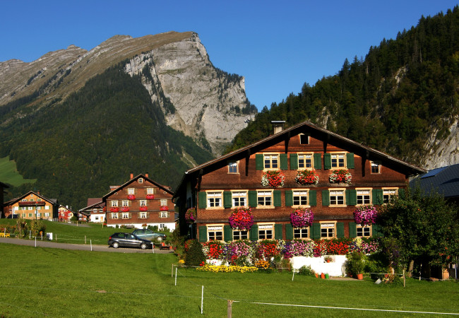 Обои картинки фото argenau, austria, города, здания, дома, горы