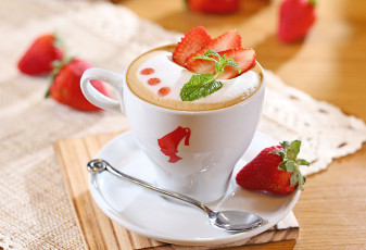 Картинка еда кофе кофейные зёрна пена капучино напиток молоко клубника ягоды чашка блюдце ложка