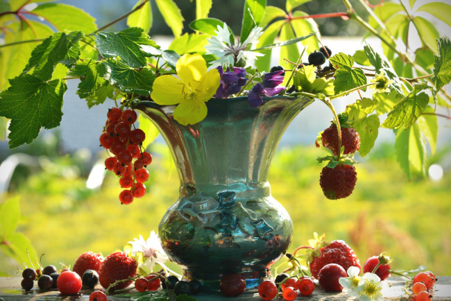 Обои картинки фото еда, фрукты, ягоды, клубника, смородина, ваза
