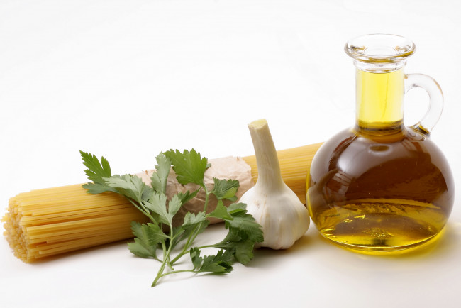 Обои картинки фото еда, разное, петрушка, чеснок, спагетти, оливковое, масло