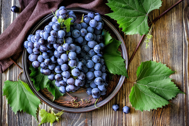 Обои картинки фото еда, виноград, красный, листья, ягоды, грозди, тарелка