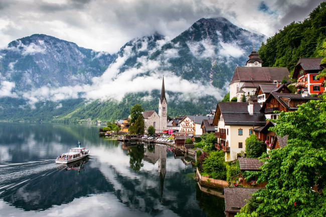 Обои картинки фото города, гальштат , австрия, austria, горы, озеро, природа, церковь, hallstatt, дома, облака, город, гальштат, зальцкаммергут