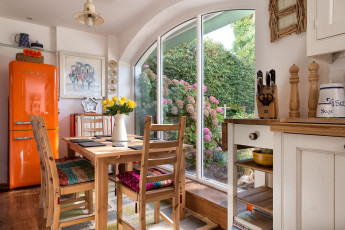 Картинка интерьер кухня стулья стол холодильник гортензия сад окно дизайн розы