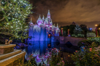 Картинка christmas+castle+sparkles города диснейленд замок ночь парк