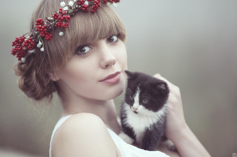 Картинка девушки -unsort+ лица +портреты girl model девушка шатенка взгляд глаза лицо венок котенок photograph cezary