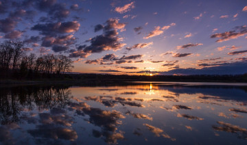 Картинка природа восходы закаты деревья лес озеро облака отражение утро