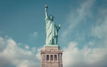 Картинка города -+памятники +скульптуры +арт-объекты new york city manhatten statue of liberty blue sky нью-йорк статуя свободы