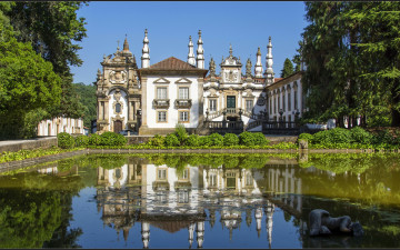 Картинка города -+здания +дома зелень деревья кусты отражение вода пруд архитектура португалия дом особняк vila real portugal вила-реал