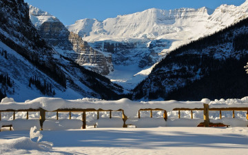 Картинка природа горы сугробы забор зима снег