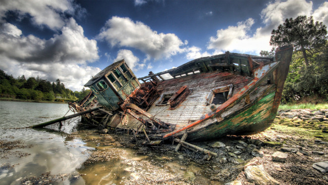 Обои картинки фото корабли, другое, облака, развалина, старая, лодка, деревья, река, камни, берег