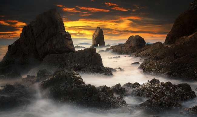 Обои картинки фото природа, побережье, океан, скалы, тучи, сумрак
