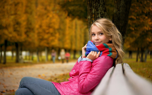Обои картинки фото девушки, -unsort , блондинки, блондинка, парк, осень, скамейка, куртка, шарф, улыбка