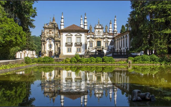 Обои картинки фото города, - здания,  дома, зелень, деревья, кусты, отражение, вода, пруд, архитектура, португалия, дом, особняк, vila, real, portugal, вила-реал
