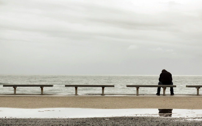 Обои картинки фото мужчины, - unsort, скамейки, лавки, море, осень, берег, печаль, мужчина, лужа