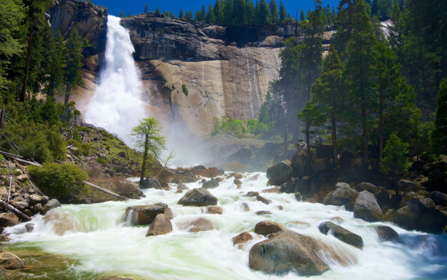 Обои картинки фото природа, водопады, деревья, камни, скалы, горы, небо, поток, обрыв, водопад, река