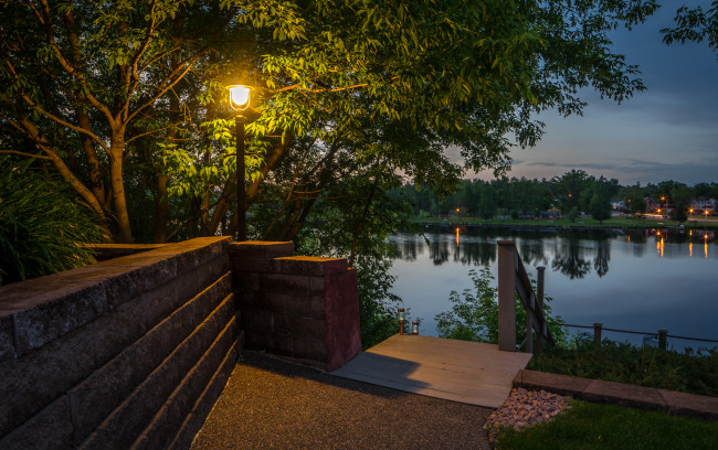 Обои картинки фото природа, парк, вечер, фонарь, река