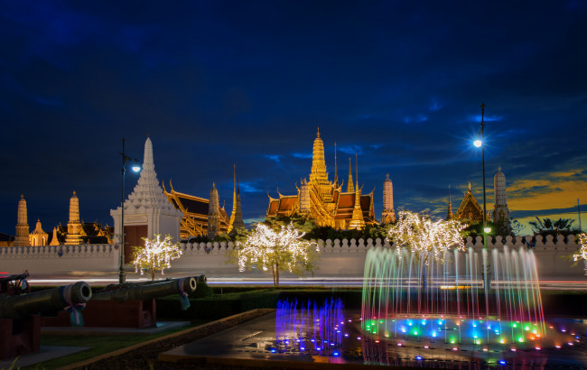 Обои картинки фото bangkok, города, бангкок , таиланд, храм, фонтан, ночь