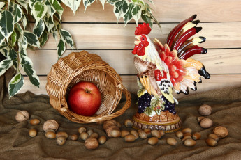 Картинка еда натюрморт яблоки корзина орехи листья фигурка петух