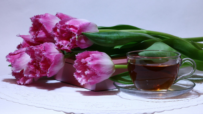 Обои картинки фото еда, напитки,  Чай, весна, тюльпаны, цветы, чай, посуда