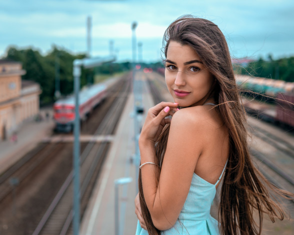 Обои картинки фото девушки, -unsort , брюнетки, темноволосые, сарафан, поезда, вокзал, шатенка, улыбка