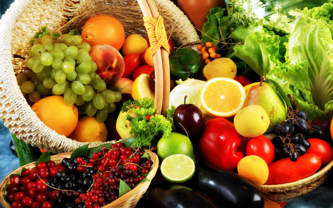 Обои картинки фото еда, фрукты и овощи вместе, баклажан, смородина, виноград