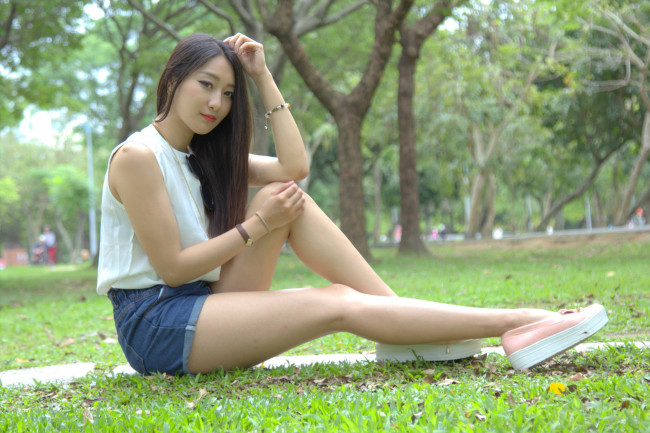 Обои картинки фото девушки, -unsort , азиатки, браслет, топ, шорты, лужайка, парк