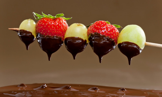 Обои картинки фото еда, фрукты,  ягоды, шоколад, шпажка, клубника, виноград