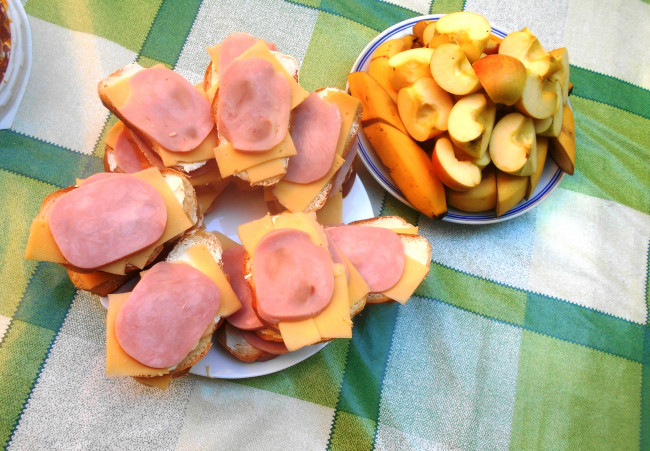 Обои картинки фото еда, бутерброды,  гамбургеры,  канапе, бананы, колбаса, хлеб, яблоки, сыр