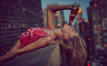 Картинка бренды coca-cola девушка напиток
