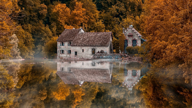 Обои картинки фото города, - здания,  дома, пруд, дома, отражение, осень